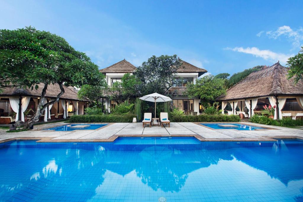 an image of a swimming pool at a resort at Villa Pantai Karang in Sanur