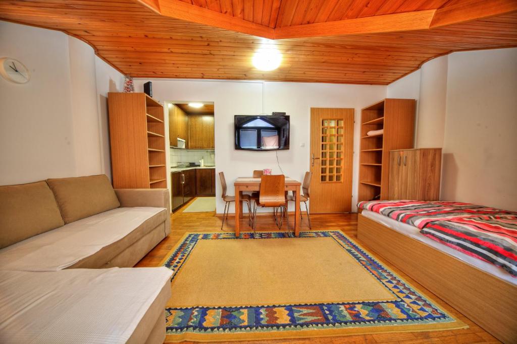 uma sala de estar com um sofá e uma mesa em Apartment Viki em Kranjska Gora