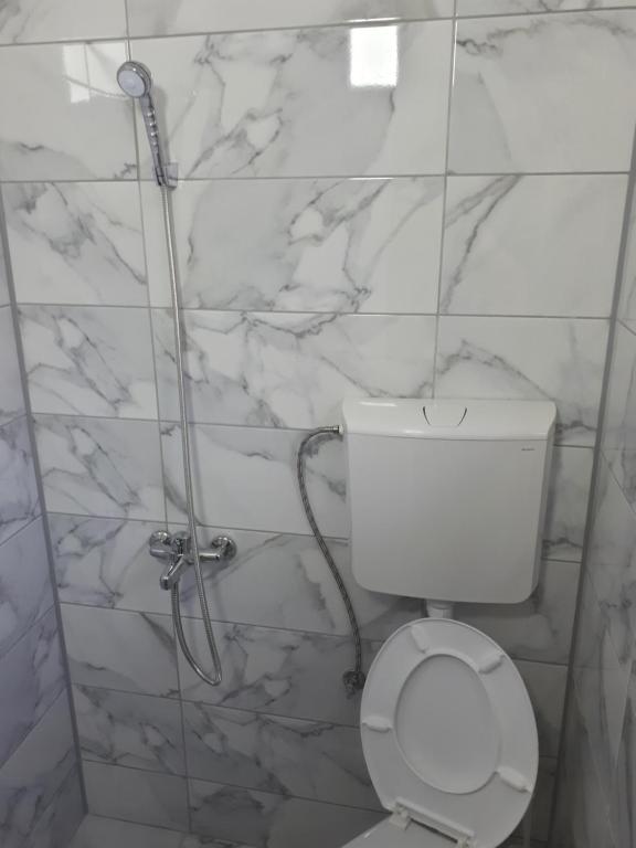 Koupelna v ubytování Edelweiss Hostel