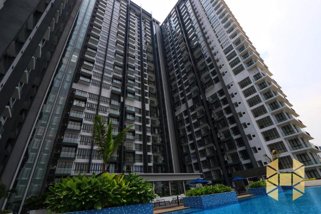 uitzicht op twee hoge gebouwen bij D pristine Family Suites By Holi in Johor Bahru