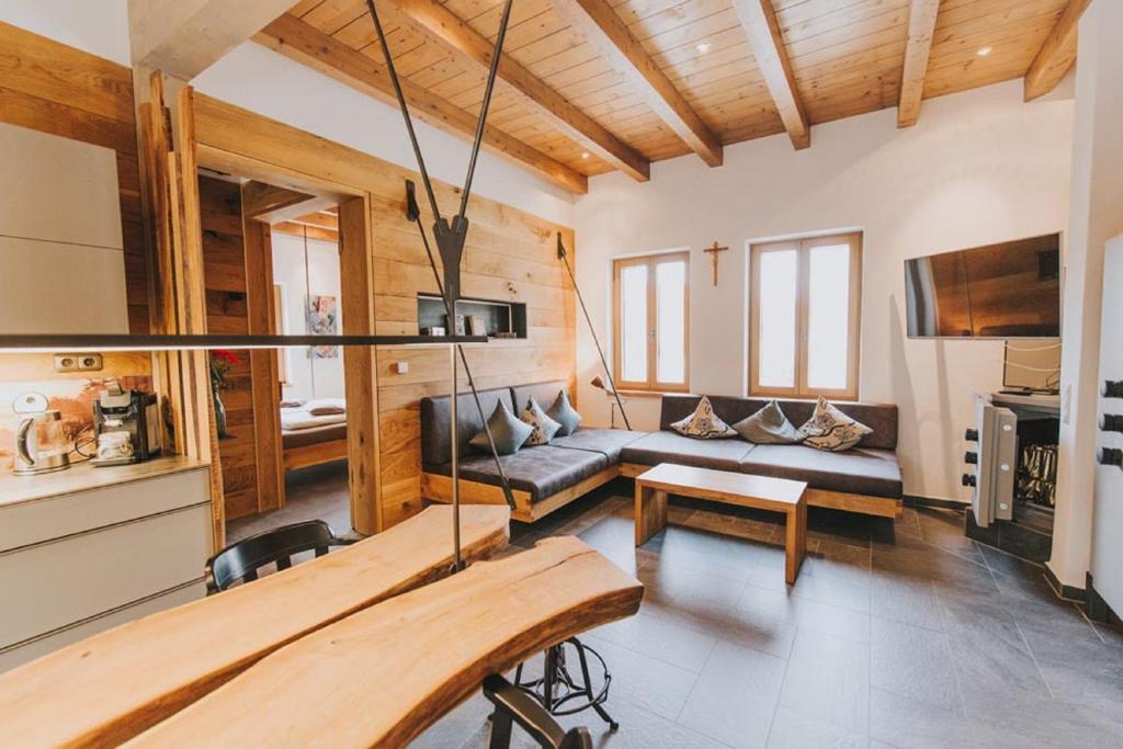 ein Wohnzimmer mit einem Sofa und einem Tisch in der Unterkunft Luxus-Chalet am Fluss in Schwarzach bei Nabburg