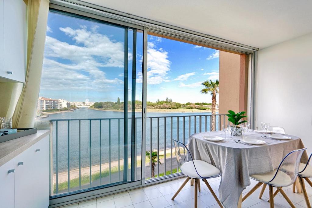une salle à manger avec vue sur l'océan dans l'établissement Appart 6 pers vue mer-piscine-parking-clim-wifi, au Cap d'Agde