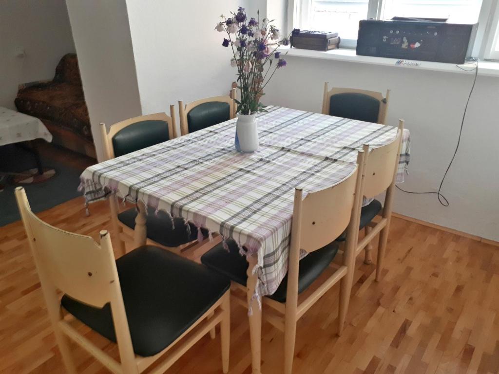 TV a/nebo společenská místnost v ubytování Edelweiss Hostel