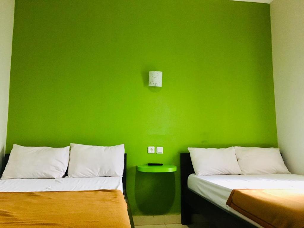 Postel nebo postele na pokoji v ubytování Hotel Warta Putra