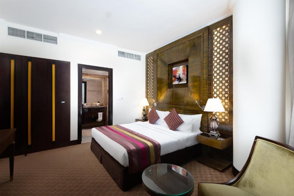 Postel nebo postele na pokoji v ubytování Landmark Premier Hotel