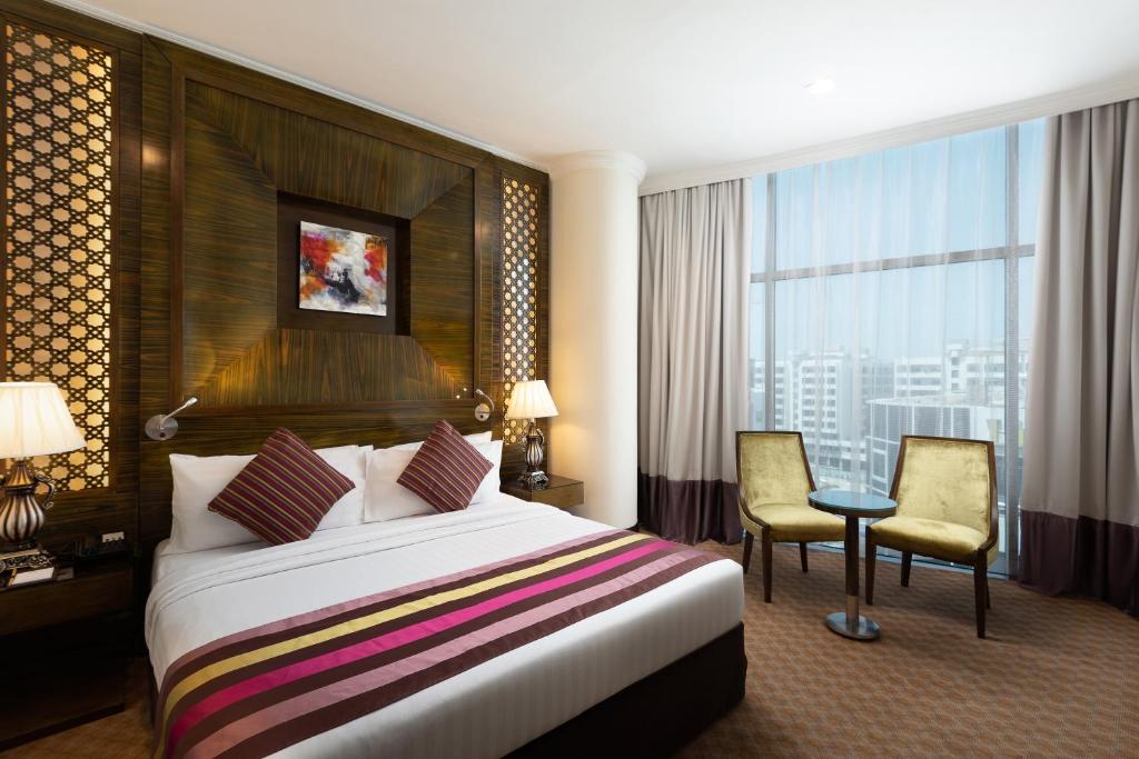 Postel nebo postele na pokoji v ubytování Landmark Premier Hotel