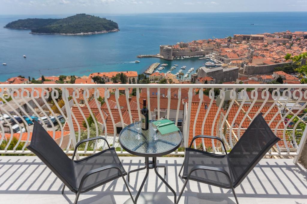 d'une table et de chaises sur un balcon avec vue sur l'eau. dans l'établissement Apartment Sea to Sky Dubrovnik, à Dubrovnik