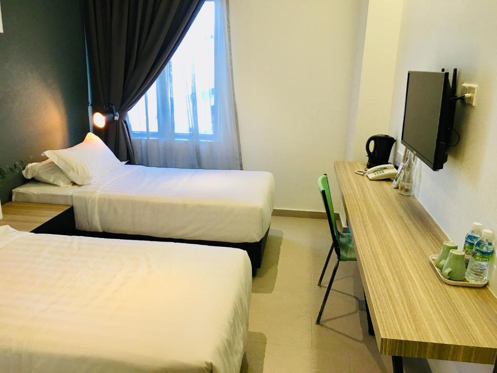Postel nebo postele na pokoji v ubytování Enclave Business Hotel