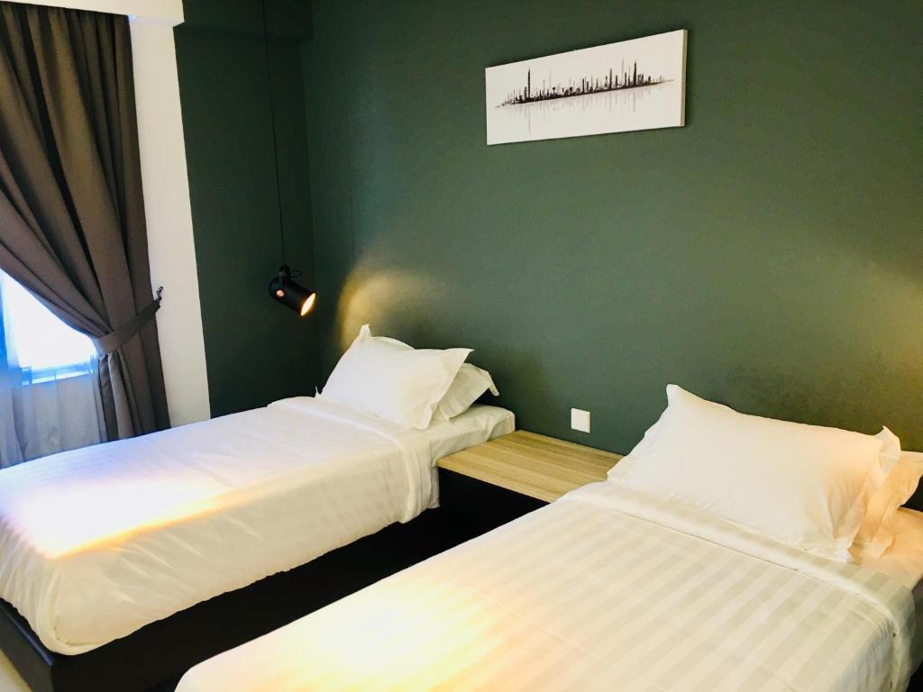 Postel nebo postele na pokoji v ubytování Enclave Business Hotel