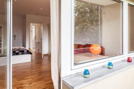 Zimmer mit einem Fenster und Blick auf ein Wohnzimmer in der Unterkunft GL Single Town Apartment in Wiesbaden