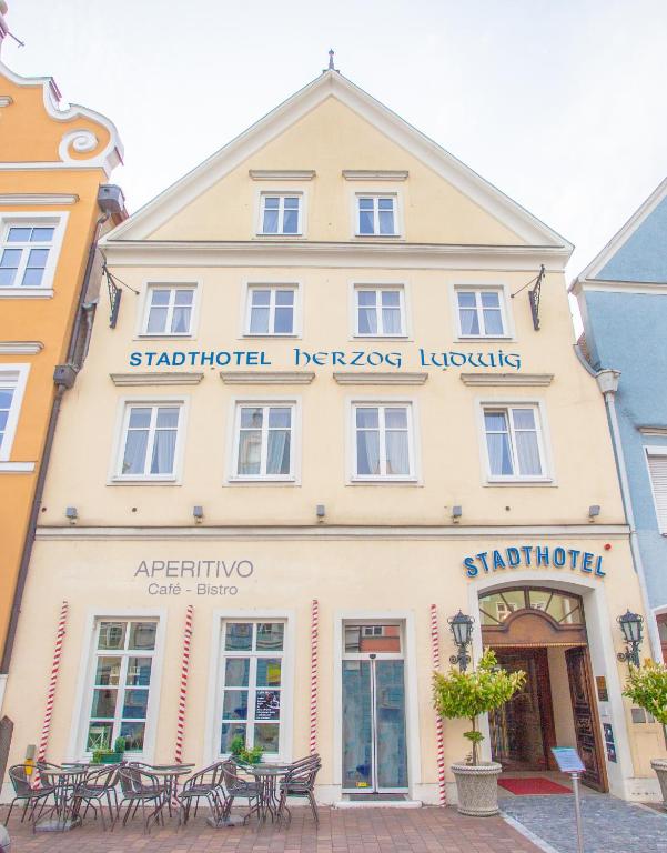 a building with benches in front of it at Stadthotel Herzog Ludwig in Landshut