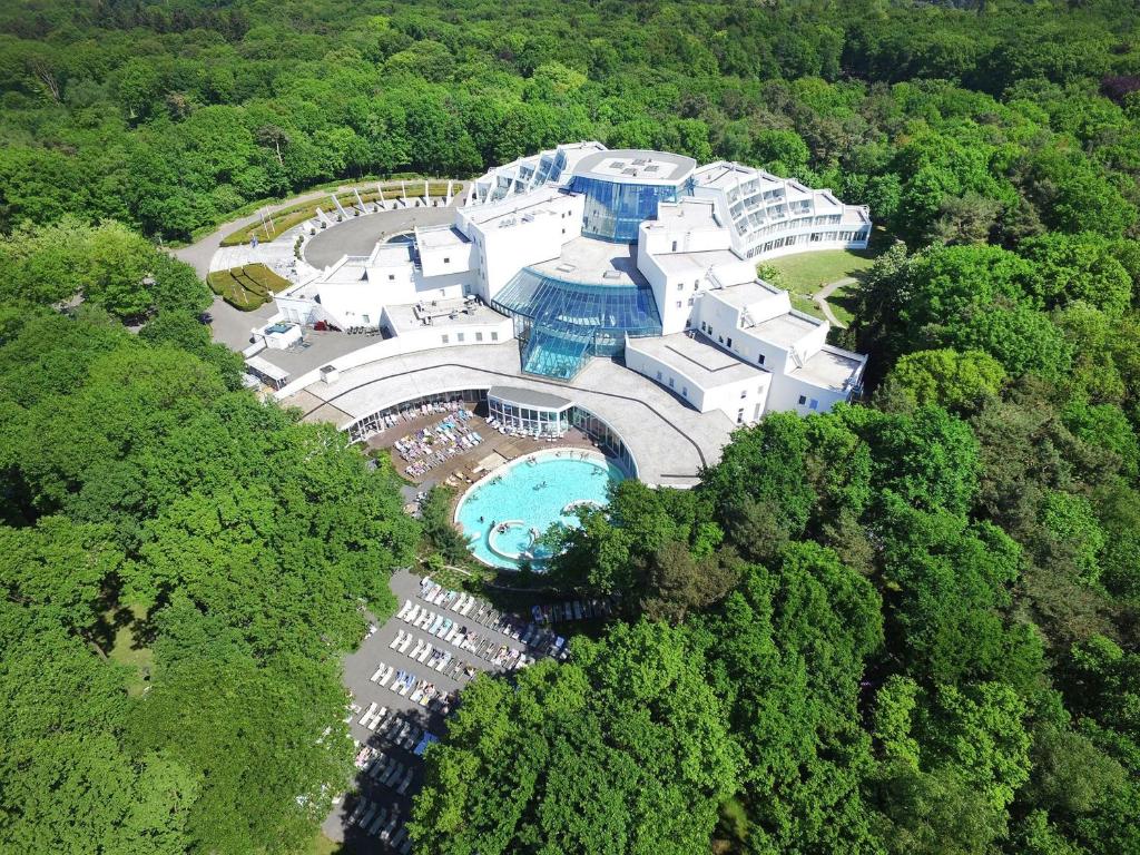 einem Luftblick auf ein Gebäude mit einem Pool in der Unterkunft Sanadome Hotel & Spa Nijmegen in Nijmegen