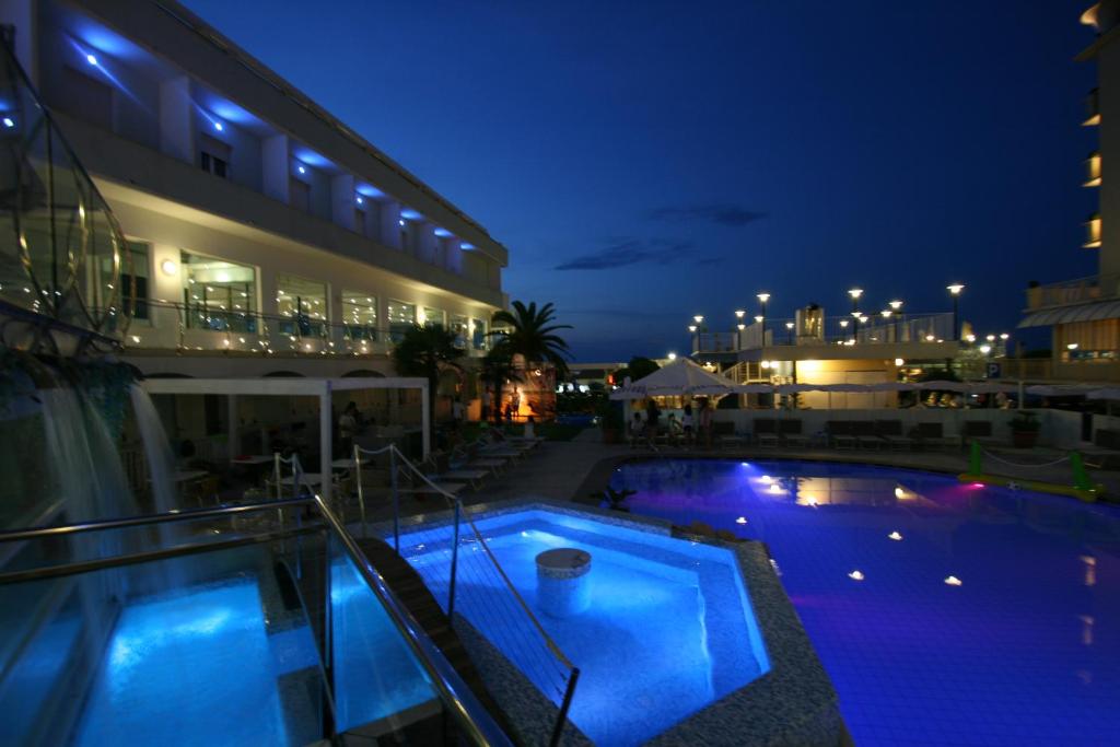 Bazén v ubytování Hotel Splendid Mare nebo v jeho okolí