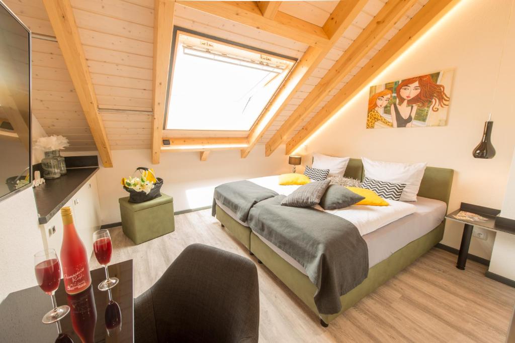 Habitación pequeña con cama y ventana en Apartmenthaus Horster, en Bensheim