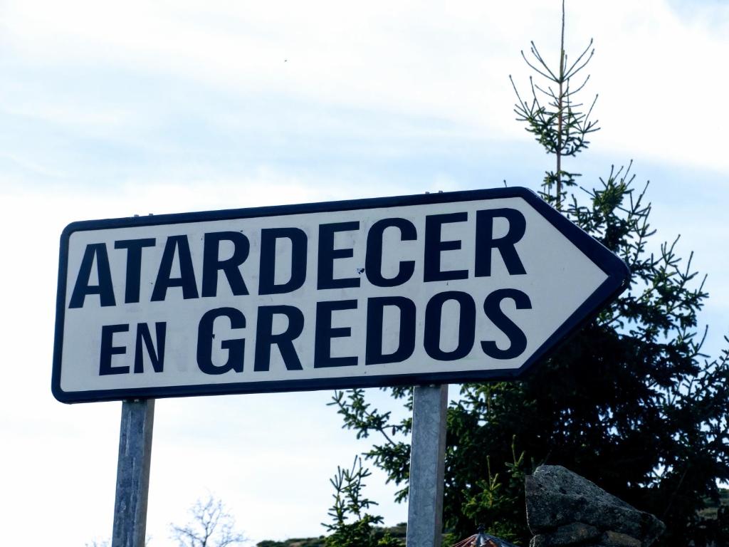 un letrero que dice antrideeper en garettes en Atardecer en Gredos 1, en San Bartolomé de Tormes