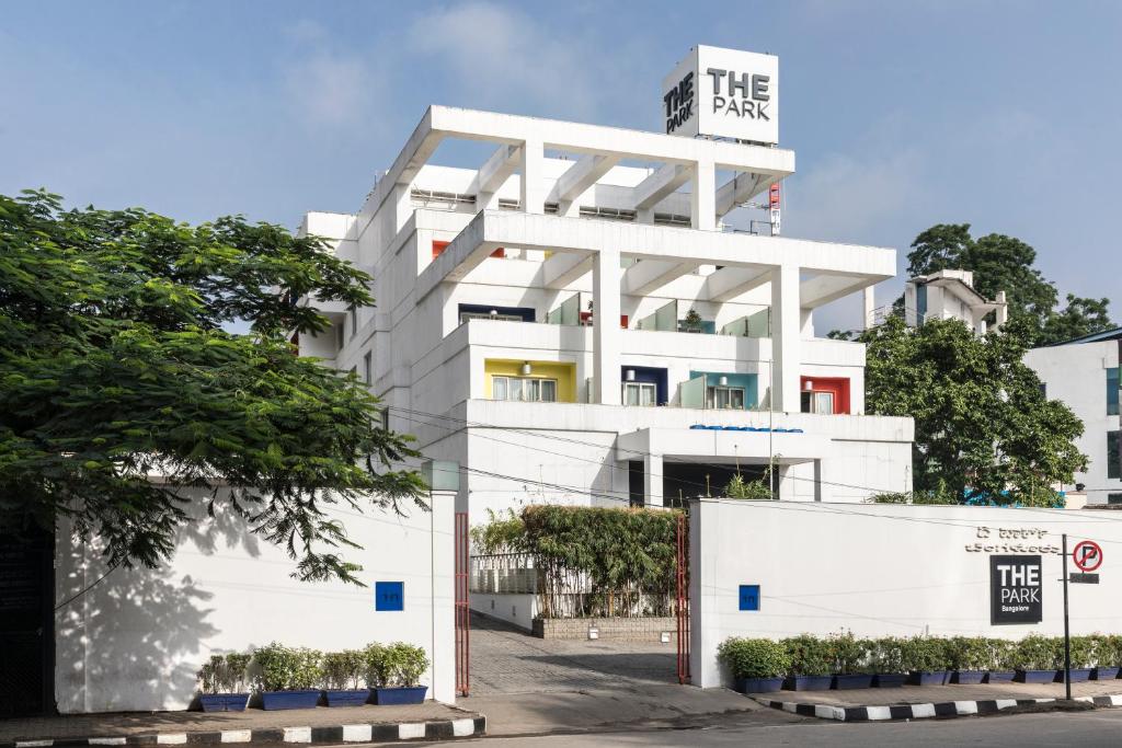 Biały budynek z znakiem na górze w obiekcie The Park Bangalore w mieście Bengaluru