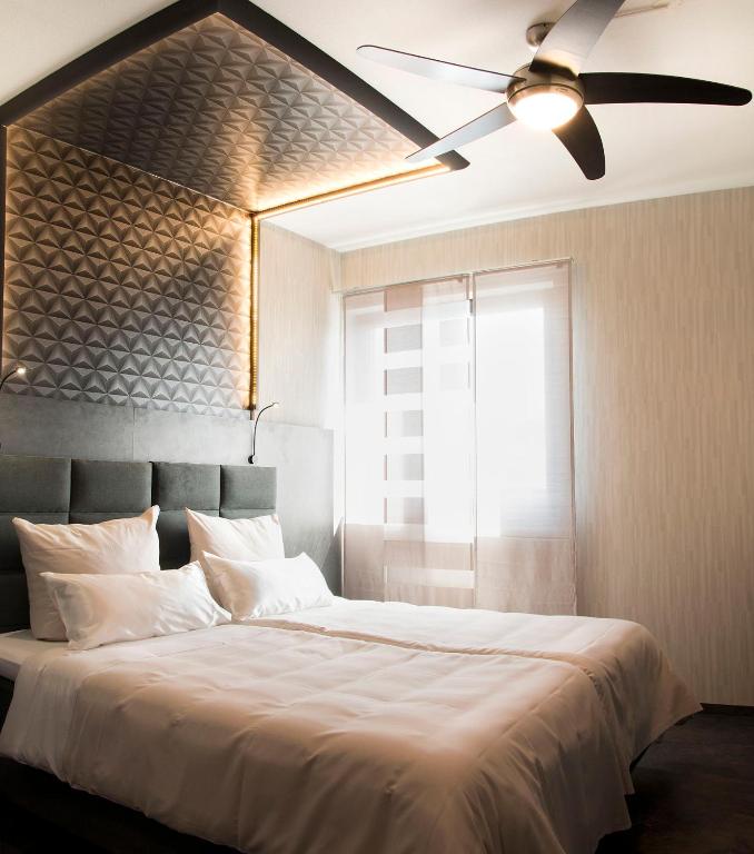 Postel nebo postele na pokoji v ubytování premium by GS Hotel