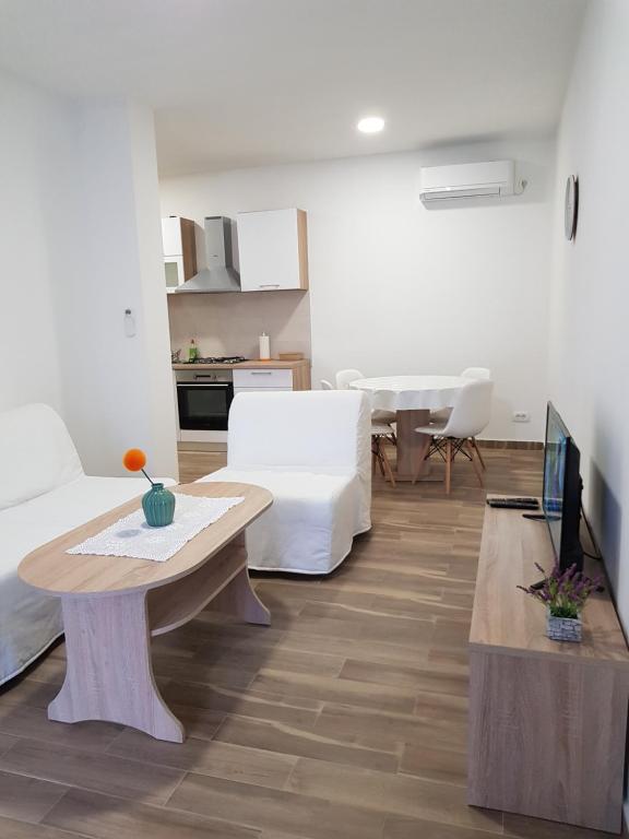 TV a/nebo společenská místnost v ubytování Apartments Damić