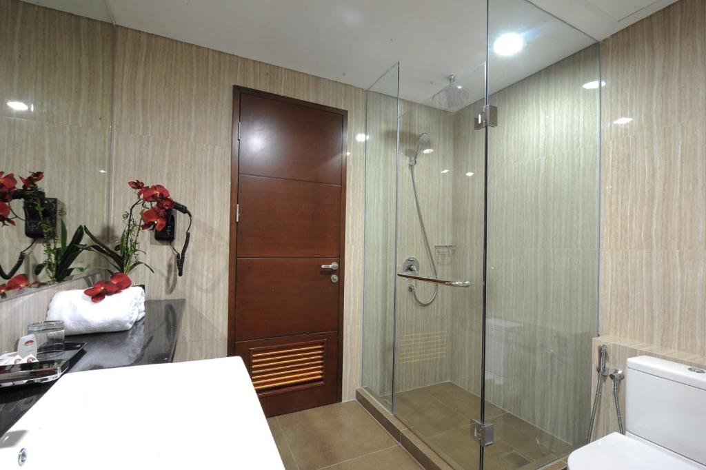 bagno con doccia e porta in vetro di Hotel Permata Bogor a Bogor