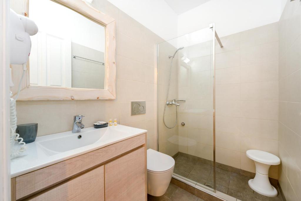 A bathroom at Caldera Butterfly Villas