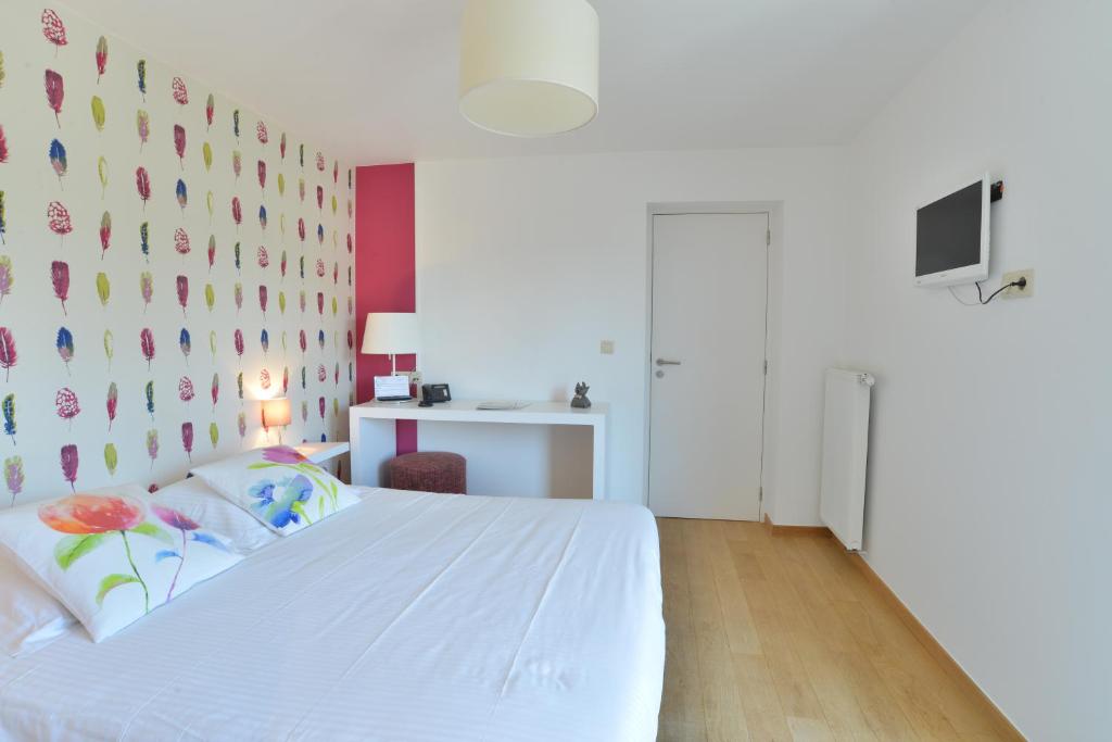Postel nebo postele na pokoji v ubytování Durbuy Ô Restaurant Hotel