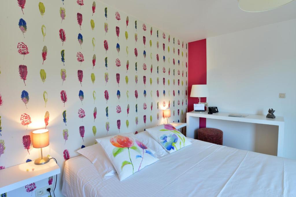 Postel nebo postele na pokoji v ubytování Durbuy Ô Restaurant Hotel