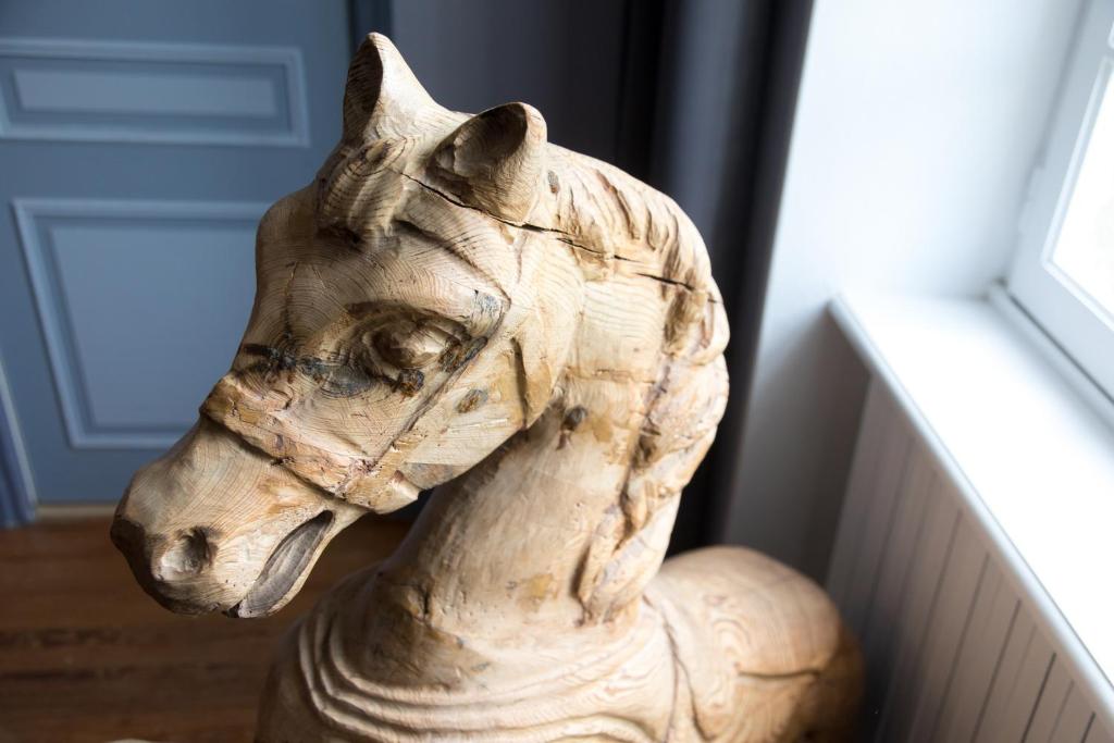 a statue of a dog sitting next to a window at Domaine Utah Beach - Le Grand Hard in Sainte-Marie-du-Mont