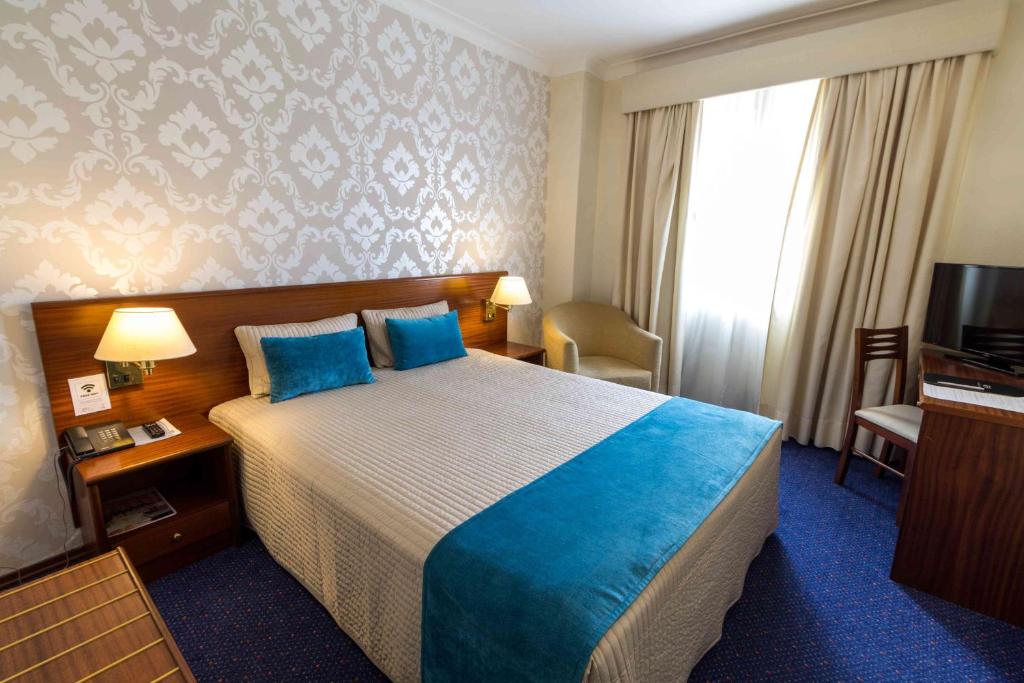 Uma cama ou camas num quarto em Hotel Eurosol Gouveia