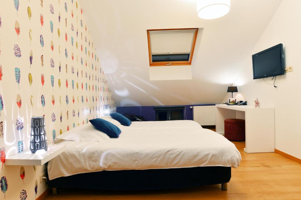 Postel nebo postele na pokoji v ubytování Durbuy Ô Restaurant Hotel
