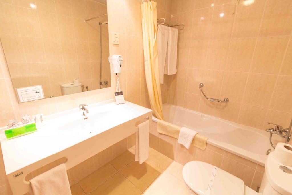 Uma casa de banho em Hotel Eurosol Gouveia
