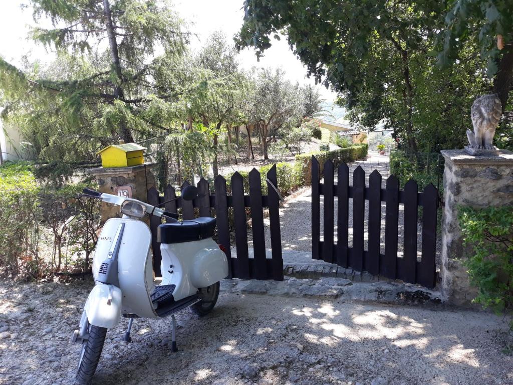 A garden outside Casa Del Leone Rosso e Welness a due passi dalla Costa dei Trabocchi