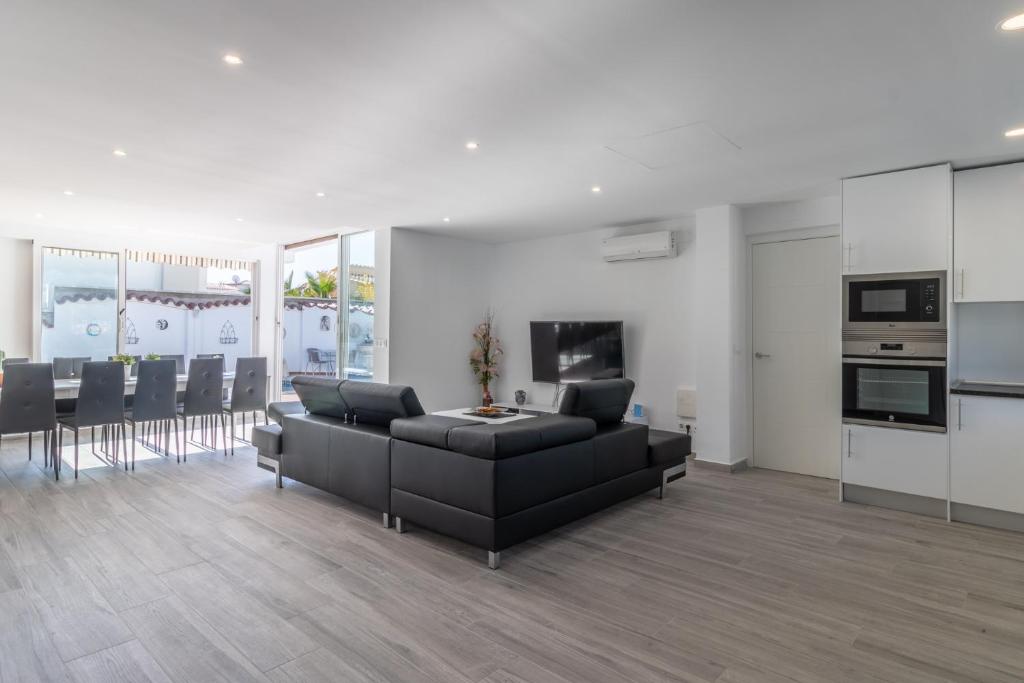 Fotografia z galérie ubytovania Goldhome - Montgri - Piscina climatizada v destinácii Empuriabrava