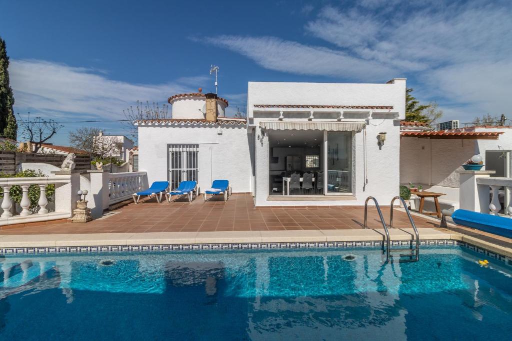 Fotografia z galérie ubytovania Goldhome - Montgri - Piscina climatizada v destinácii Empuriabrava