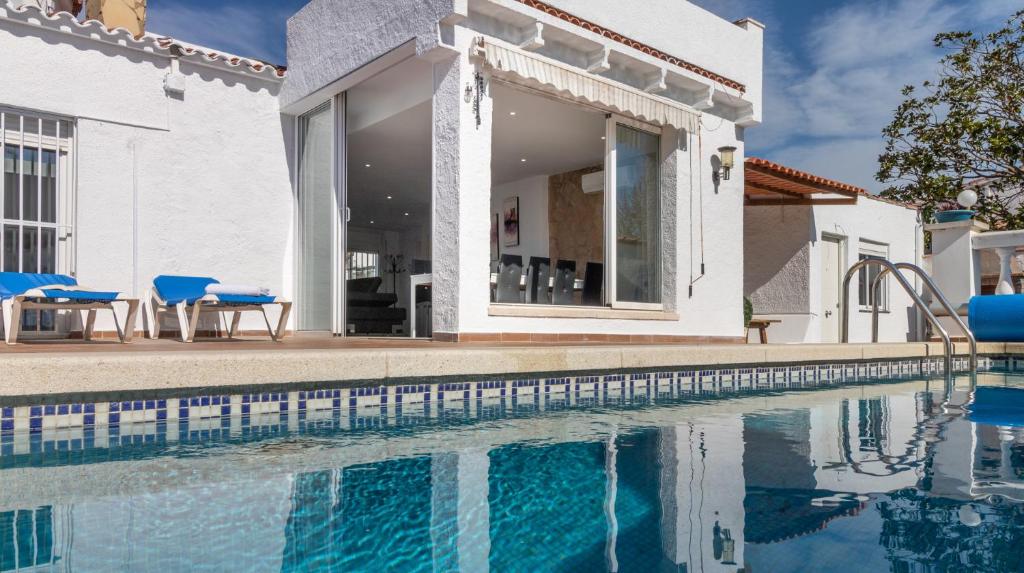 Fotografia z galérie ubytovania Goldhome - Montgri - Piscina climatizada v destinácii Empuriabrava