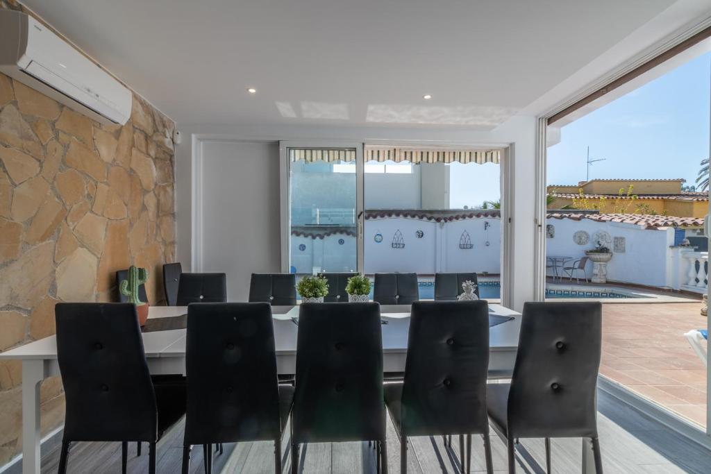 Fotografia z galérie ubytovania Goldhome - Montgri - Piscina climatizada v destinácii Empuriabrava