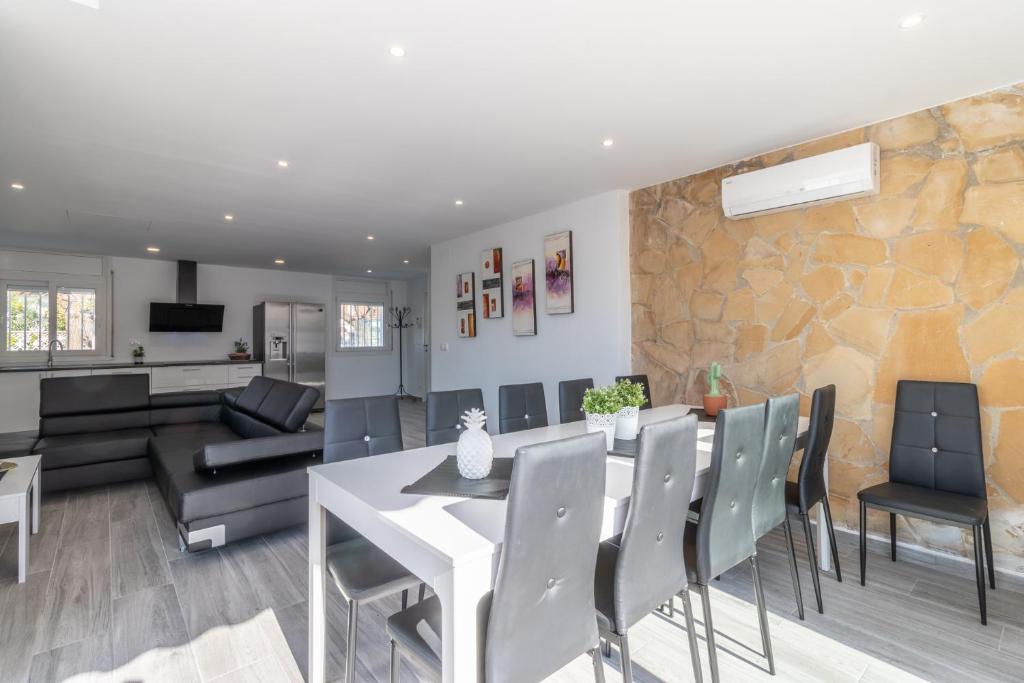 Fotografia z galérie ubytovania Goldhome - Montgri - Piscina climatizada v destinácii Empuriabrava