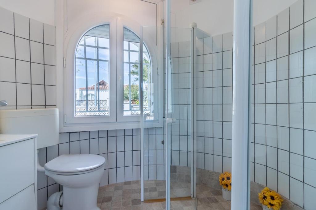 Fotografia z galérie ubytovania Goldhome - Montgri - Piscina climatizada v destinácii Empuriabrava