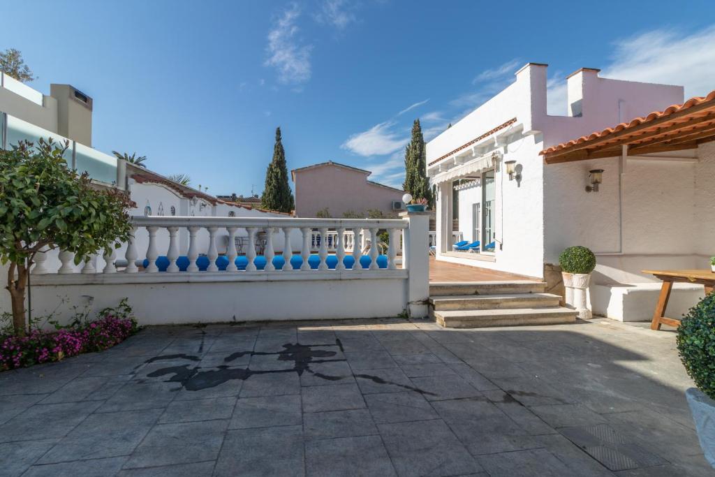 Fotografia z galérie ubytovania Goldhome - Montgri - Piscina climatizada v destinácii Empuriabrava