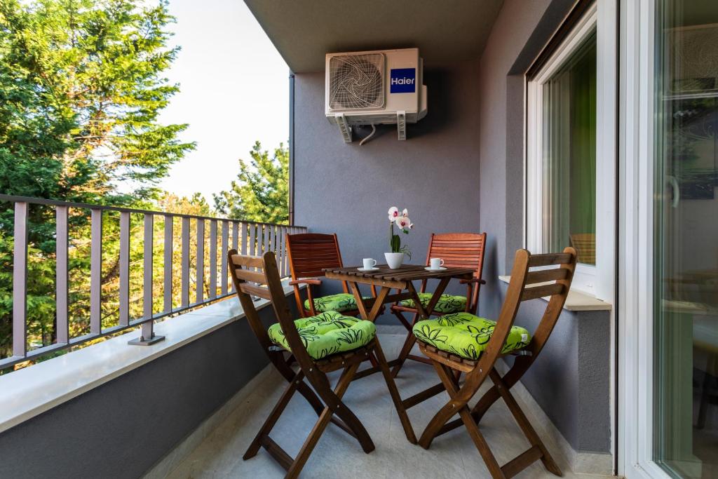 Apartments Vugrinec with Terrace - Appartamento Con Due Camere Da Letto