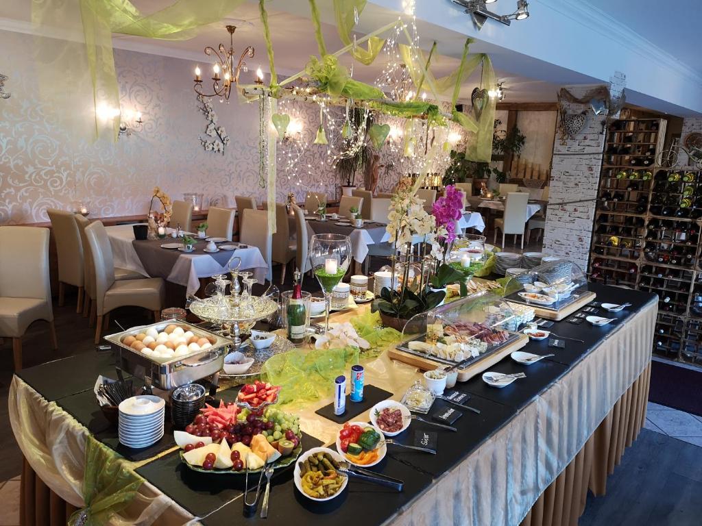 een buffettafel met eten erop in een restaurant bij Altstadt Pension Orchidee in Wernigerode