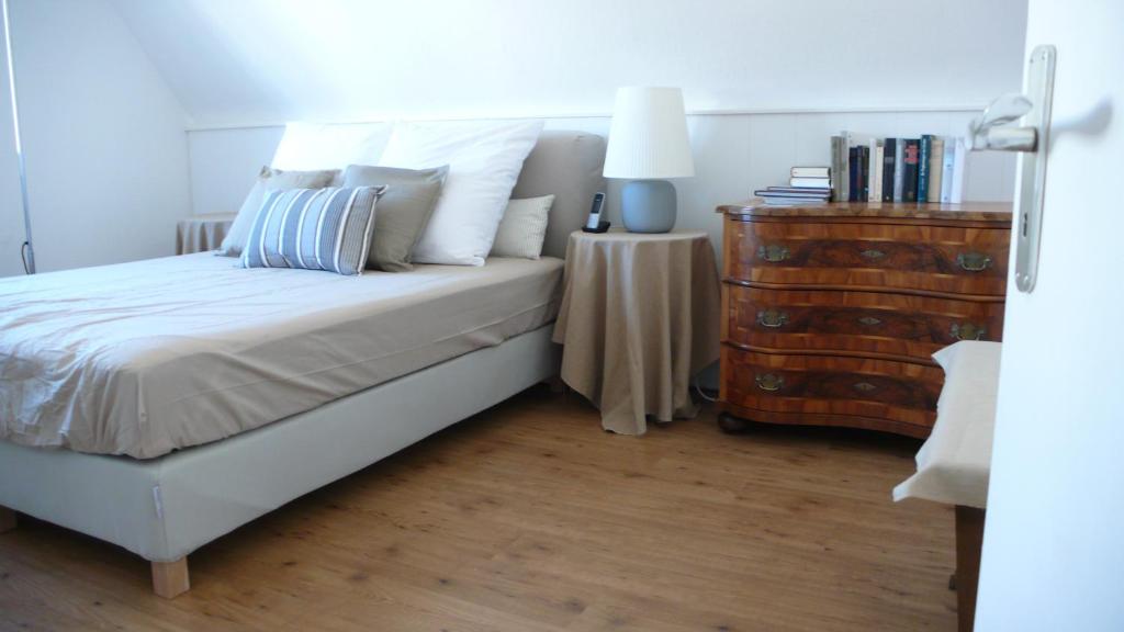 ein Schlafzimmer mit einem Bett und einem Tisch mit einer Lampe in der Unterkunft K House 5* Apartments in Kaufungen