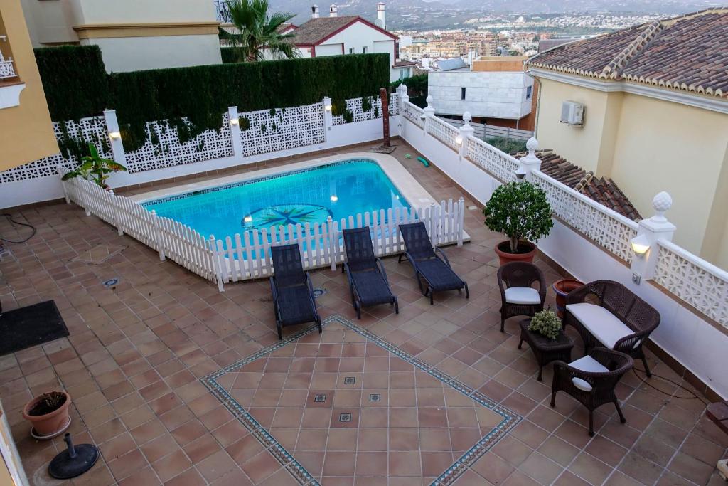 - Balcón con vistas panorámicas a la piscina en Villa Borja, en Torre del Mar