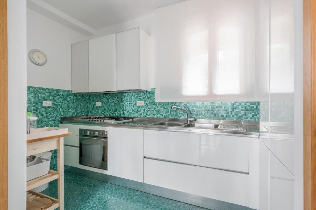 La Matrangela Charme Apartments的厨房或小厨房