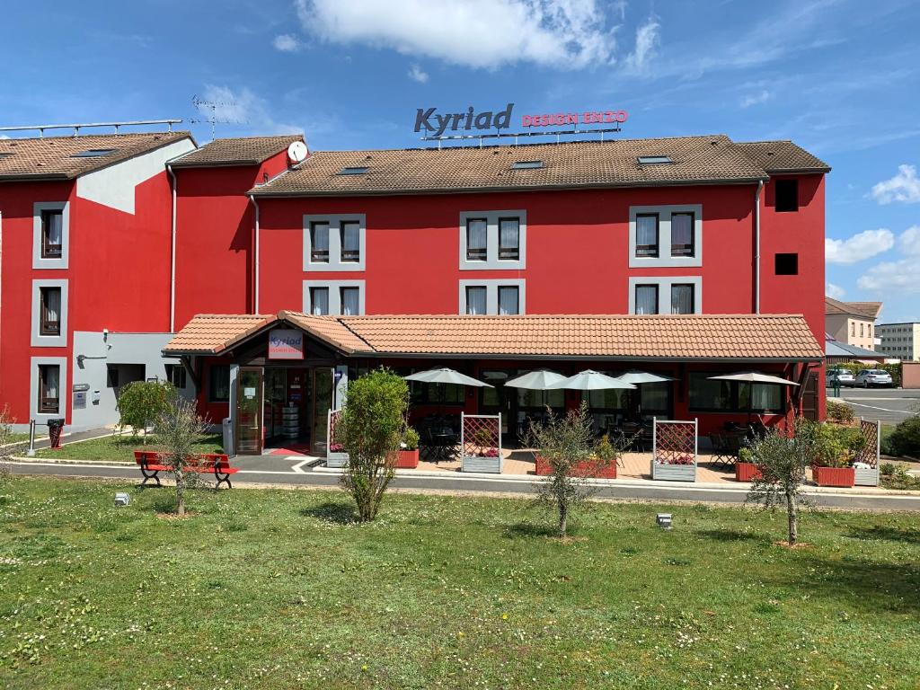 カンヌ・エクリューズにあるEnzo Hotels Cannes-Écluse by Kyriad Directの赤い建物の赤いホテル