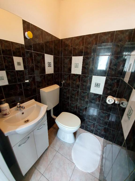 Koupelna v ubytování Apartments Lara