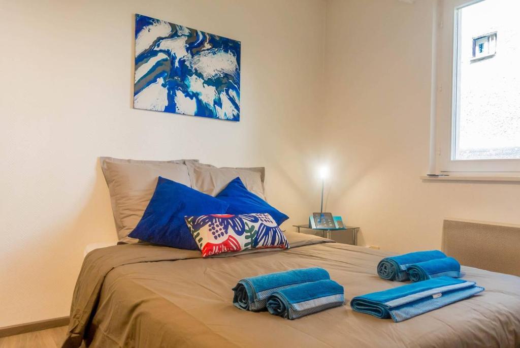 Postel nebo postele na pokoji v ubytování Travel Homes - The Bluefel, 2m walk Little Venice