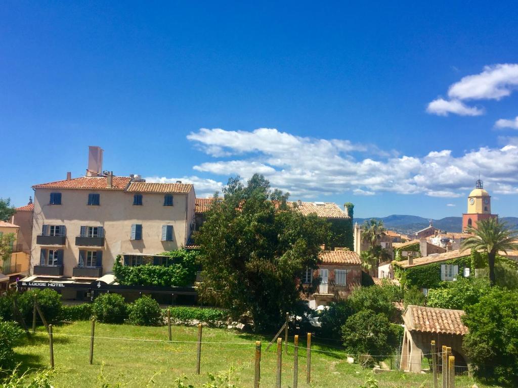 Blick auf eine Stadt mit einem Gebäude und Bäumen in der Unterkunft Hotel B Lodge in Saint-Tropez