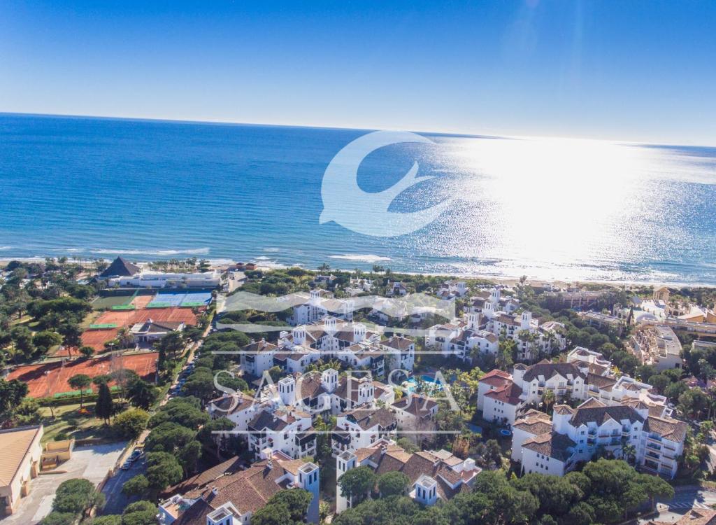 uma vista aérea de um resort perto do oceano em Jardines de las Golondrinas em Marbella