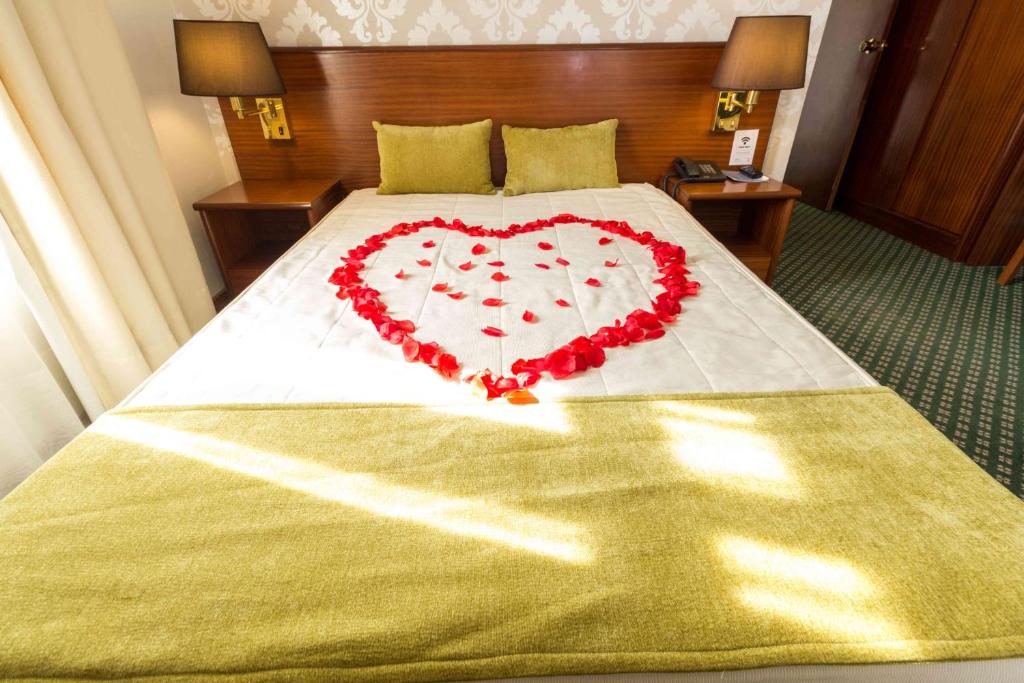 Uma cama ou camas num quarto em Hotel Eurosol Gouveia