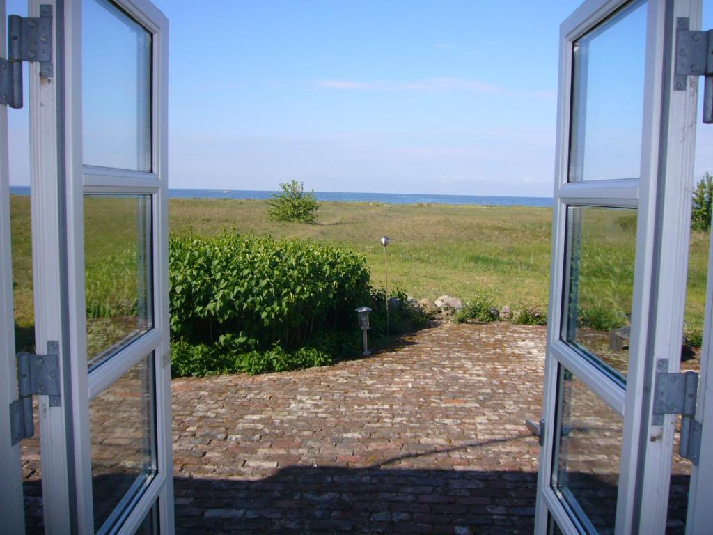 an open window with a view of a field at Strandhaus Landsitz Vierjahreszeiten in Klein Zicker
